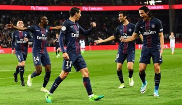 Cavani arrasa al Guingamp y mantiene vivo al PSG