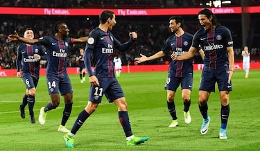 Cavani arrasa al Guingamp y mantiene vivo al PSG