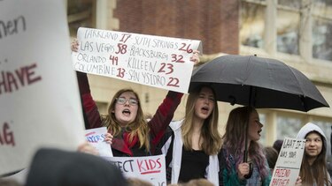 Miles de jóvenes en Estados Unidos protestan contra violencia de armas