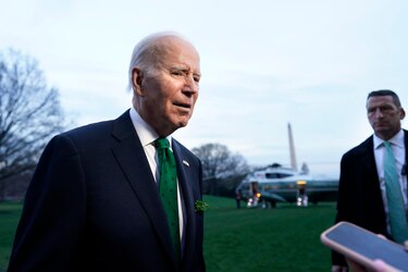 Biden da el visto bueno a la ley para desclasificar documentos sobre la covid