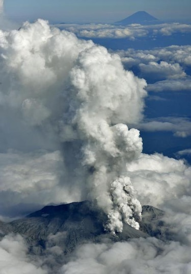 Erupción de un volcán en Japón deja 11 heridos
