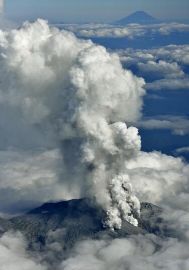 Erupción de un volcán en Japón deja 11 heridos