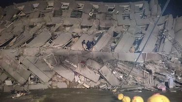 Colapsan varios edificios tras sismo de 6.4 grados en Taiwan