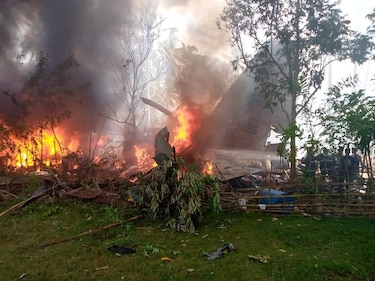 Al menos 17 muertos y 40 personas rescatadas tras estrellarse un avión militar en Filipinas