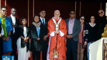 Un joven panameño entrega al papa Francisco las conclusiones de reunión presinodal