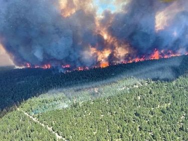 Militares listos para evacuar ciudades amenazadas por incendios en oeste de Canadá