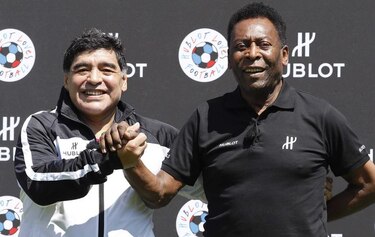 Pelé y Maradona se enfrentan en un partido en París