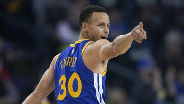 Curry anota 42 en victoria dramática de los Warriors