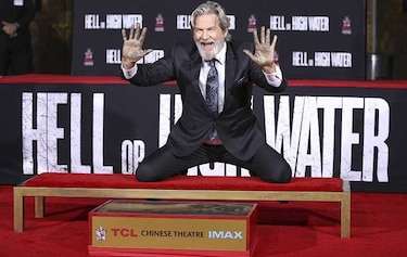 Jeff Bridges estampa sus huellas en cemento en Hollywood