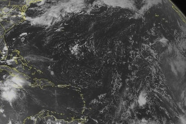 Earl cobra fuerza de huracán y se acerca a Belice