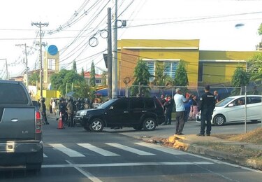 Antimotines despejan la vía Manuel F. Zárate en Brisas del Golf; residentes de Las Trancas y Arboleda denuncian falta de consulta en proyecto vial