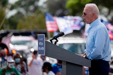 En Florida, Trump se jacta de la recuperación y Biden lo acusa de propagar el virus