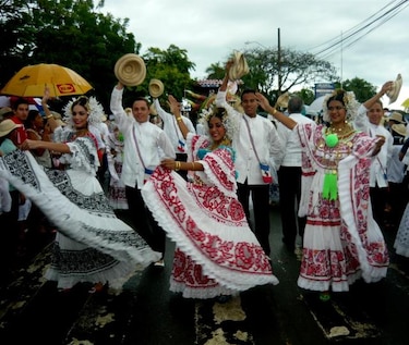 Exigen que se mantenga ruta de Desfile de las Mil Polleras