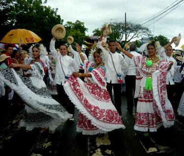 Exigen que se mantenga ruta de Desfile de las Mil Polleras