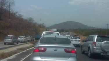 Miles de personas retornan a la ciudad; reportan tranques en varios puntos de la Interamericana 