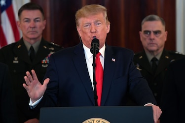 Senadores prestan juramento para juicio de destitución contra Donald Trump