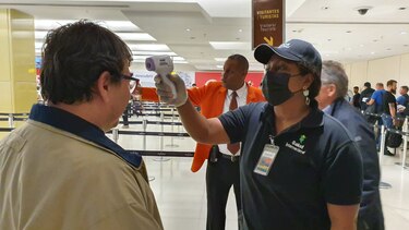 El Minsa le toma la temperatura a 20 pasajeros de un vuelo de Air China