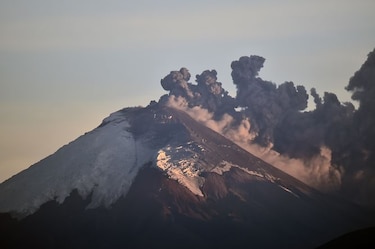 Ceniza expulsada del volcán ecuatoriano Cotopaxi cae en poblados cercanos