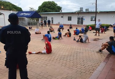 Detienen a 42 personas en campo deportivo en Herrera por incumplir restricciones de salud