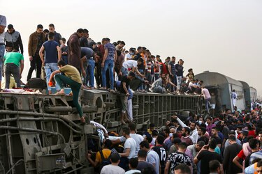 Al menos 11 muertos y un centenar de heridos en accidente ferroviario en Egipto