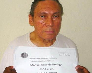 Noriega es trasladado a un hospital para una revisión médica