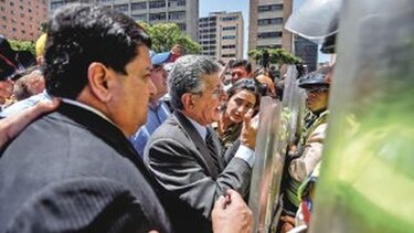 Policía reprime con gas a manifestantes