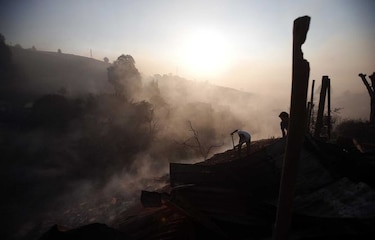 Evacúan a reclusas de cárcel chilena por incendio forestal en  Valparaíso