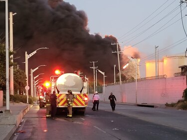 Un bombero muere tras explosión de depósito de combustible en Barranquilla