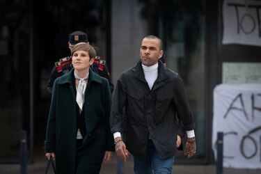 Dani Alves sale de prisión tras pagar la fianza