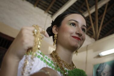 En Las Tablas se alistan para el desfile de las mil polleras