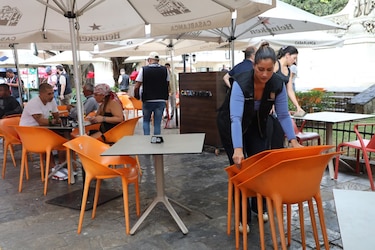 Retiran mesas y sillas de restaurantes que ocupaban ilegalmente las plazas del Casco Antiguo