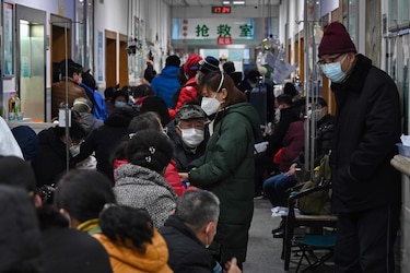 Avance del virus ‘se acelera’ y se suspenden los viajes organizados dentro de China y al extranjero