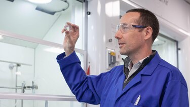 Cómo una quemadura de sol inspiró a una profesora de química a desarrollar una nueva manera de almacenar energía