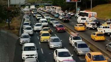 Jubilados cierran la vía España; reportan tranque en principales vías de la ciudad