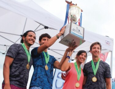 Akua y Chava dominan la primera carrera de cayucos