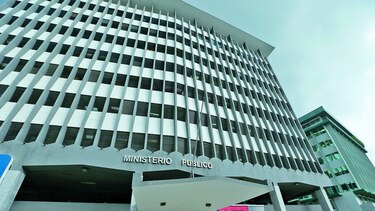 Cuestionan decisión de una juez de no declarar complejos dos casos de alto perfil