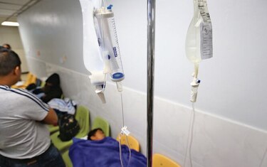 Los niños del HEP reciben atención médica en sillas