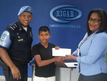 Él es Edilberto Rojas, el niño de Curundú que premió la Policía por devolver un celular que se encontró en la calle