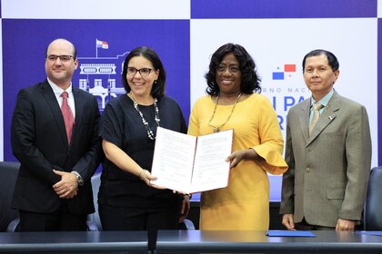 Meduca abre licitación para comprar 585 mil laptops y licencias Microsoft por $230.2 millones