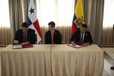 Panamá y Ecuador firman acuerdo tributario como paso para salir de lista de paraísos fiscales