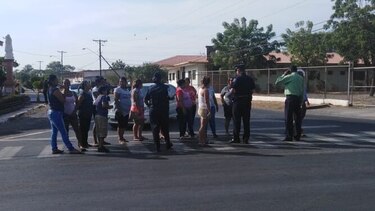 Chitré: padres de familia protestan por desbordamiento de aguas servidas
