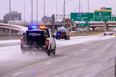 Casi la mitad de Estados Unidos declara emergencia por temporal de nieve y hielo