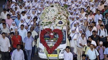 Cientos de personas despiden a la sucesora de la Madre Teresa de Calcuta