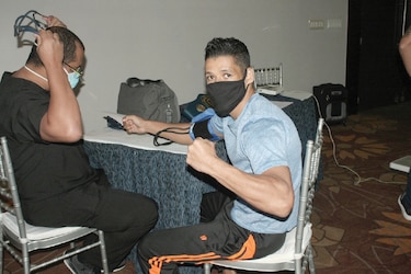 Boxeadores pasan chequeo médico antes de subir al ‘ring’