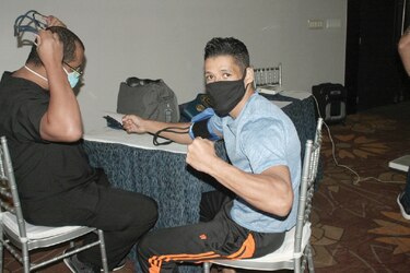 Boxeadores pasan chequeo médico antes de subir al ‘ring’