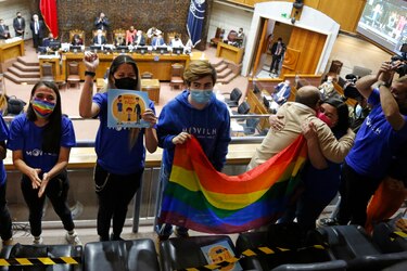Chile da un nuevo paso contra la discriminación y aprueba matrimonio igualitario