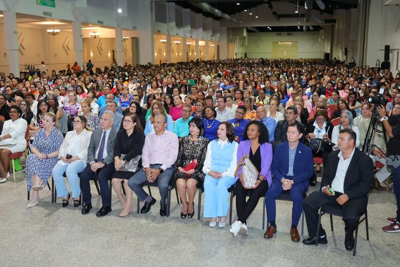 Ministra Molinar se  reúne con 3 mil  directores de escuelas oficiales del país