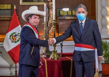 Castillo cumple 100 días como presidente de Perú bajo asedio de rivales y aliados