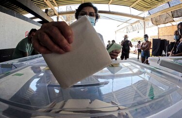 Cierran mesas en incierta votación en Chile, con dos favoritos antagónicos