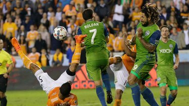 Sounders, de Román Torres, ponen un pie en la final de la MLS